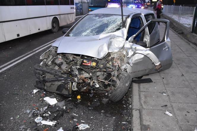 Wola Rzędzińska: Zderzenie osobówki z autobusem. Jedna osoba w szpitalu!