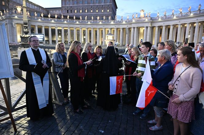 Zło dobrem zwyciężaj. Setki osób czuwały w Watykanie w rocznicę wyboru Jana Pawła II