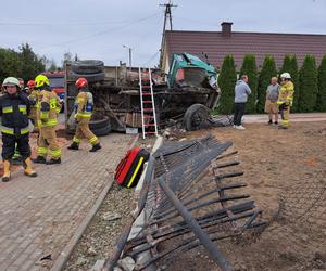 Wola Radłowska. 21-latek nie zapanował nad bmw. Uderzył w ciężarówkę z ziemią