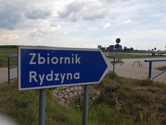 Zbiornik wodny w Rydzynie umiera. Zaczęło sie ratowanie ryb