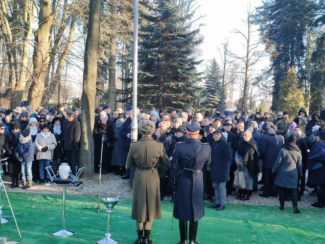 Uroczystości pogrzebowe Iwony Śledzińskiej-Katarasińskiej na Dołach. Wzięło w nich udział wiele osób [ZDĘCIA]