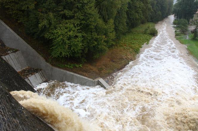 Zalane wsie, ewakuacja, woda na ulicach miasta. Dramatyczna sytuacja na południu Polski. 