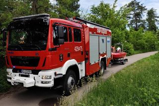 Staruszka wjechała samochodem do stawu! Dramatyczna akcja strażaków