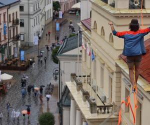   Urban Highline Festival 2023 w Lublinie. Slacklinerzy robią cuda na linach!