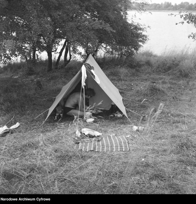 Tak wypoczywano pod namiotem w PRL-u. Zobacz stare zdjęcia z campingów!