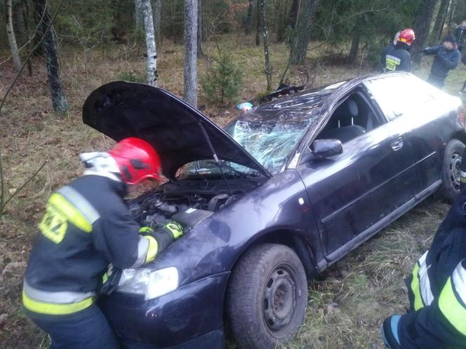 Wypadek na trasie Orzysz - Ełk.  Dachowanie osobówki