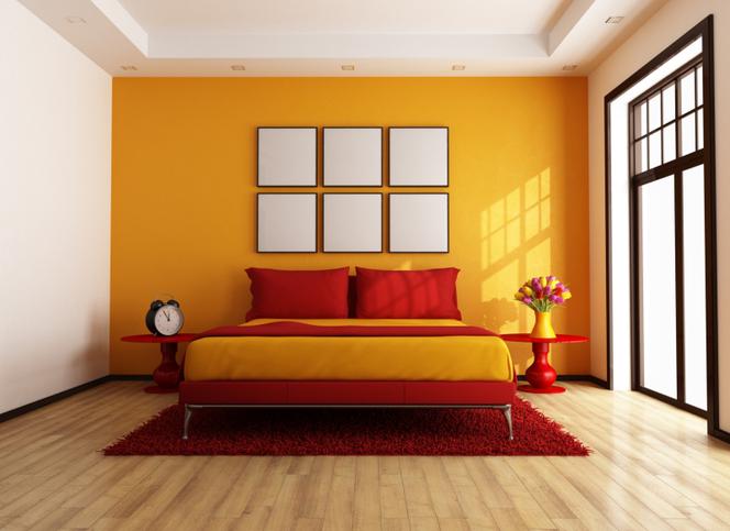 Pomarańczowa ściana w sypialni