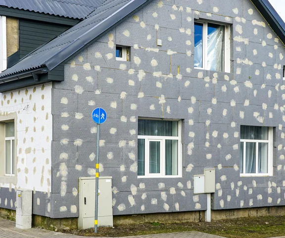 Styropian biały czy grafitowy? Jak wybrać materiał do ocieplenia domu