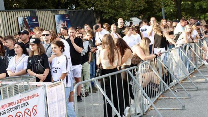 Koncert 50 Centa w Warszawie. Tłumy fanów przed PGE Narodowym! [ZDJĘCIA]