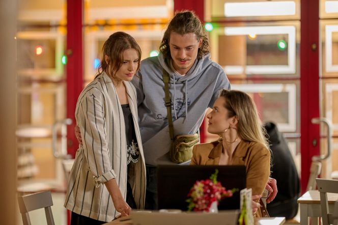 Na Wspólnej odc. 4082. Kasia (Julia Chatys), Piotr (Krzysztof Świłpa), Greta (Klaudia Łapot)