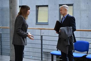 Pierwsza miłość, odcinek 3792: specjalista oceniający stan Kacpra (Damian Kulec), Grażyna (Grażyna Wolszczak)