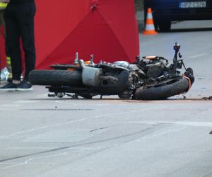 Koszmar na drodze w Konstancinie. Kawasaki zderzyło się z porsche i mercedesem. Nie żyje 21-latka