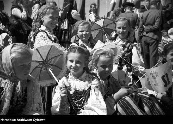 QUIZ PRL. Pochody 1-majowe: spontaniczne, czy obowiązkowe? Komplet punktów tylko dla znawców PRL-u