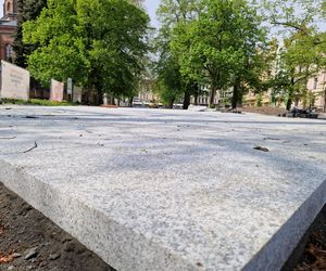 Tak teraz wygląda plac Wolności w Bydgoszczy. Powrót kwiaciarek ponownie opóźniony