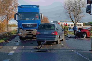 Koszmarny wypadek pod Siedlcami. Tir staranował dwie osobówki. Troje dzieci trafiło do szpitala!