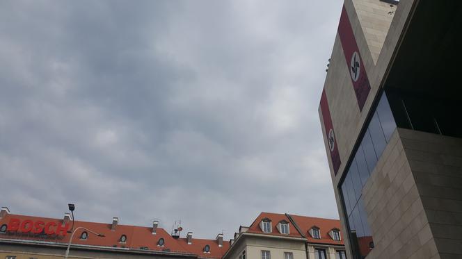 Te flagi na Teatrze Capitol wzbudzają sporo kontrowersji. Nawiązanie do symboliki nazistowskiej to nie przypadek [AUDIO]