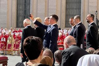 Podczas pogrzebu papieża Franciszka Marszałek Sejmu Szymon Hołownia robi sobie selfie 