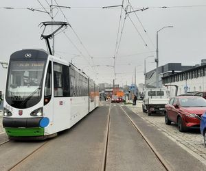 Pierwszy tramwaj przejechał ulicą Kolumba z rocznym opóźnieniem. Kiedy trójka i szóstka wreszcie wrócą na swoje trasy?