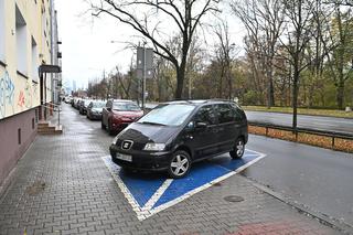 Na al. Waszyngtona parkowanie tylko równoległe. Mieszkańcy są wściekli na zmiany wprowadzane przez drogowców 