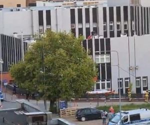Mężczyzna chodził po dachu szpitala w Warszawie i spadł. Strażacy nie mogli rozłożyć skokochronu