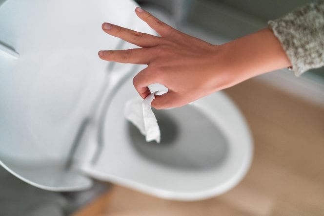 Mnóstwo ludzi robi tak w publicznej toalecie. Ekspert ostrzega