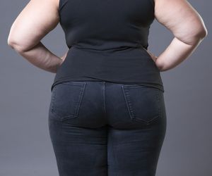 Ćwiczenia na boczki: 7 ćwiczeń spalających tłuszcz z bioder