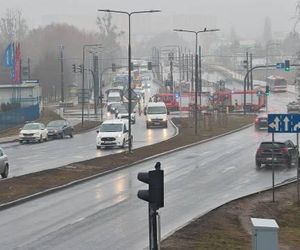 W centrum Bydgoszczy osobówka zderzyła się z autobusem miejskim. Policjanci wskazują sprawcę