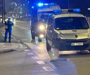 Kobieta walczy o życie po wypadku na al. Niepodległości w Warszawie. Pijany kierowca potrącił ją na zielonym świetle