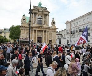 Pochód wyruszył z placu Zamkowego w Warszawie. Narodowy Marsz Życia pod hasłem Niech Żyje Polska! - jak podkreślają organizatorzy - jest manifestacją sprzeciwu wobec ataków wymierzonych w małżeństwo, rodzinę i w „poczęte dzieci zagrożone aborcją”.