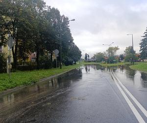 Zagrożenie powodziowe. Głuchołazy. Woda przelała się przez wały. Zalewa miasto