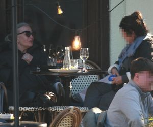 Krystyna Janda w Sopocie zamiast wdychać jod - kurzy jak lokomotywa!