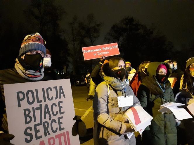 Strajk kobiet w Toruniu. Protest pod komendą policji. "Tchórze, tchórze!" 