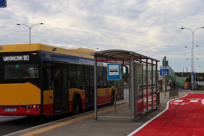 Pasażerowie autobusów mogą się wygodnie przesiadać na kolej na przystanku PKP Gocławek