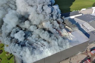 Pożar akumulatorowni na poddaszu zakładu przetwórstwa drobiu w Kawle