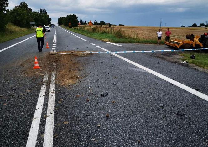 Bochlin. Potworny wypadek na DK nr 91! Nie żyje motocyklista, który uderzył w ciągnik [ZDJĘCIA]