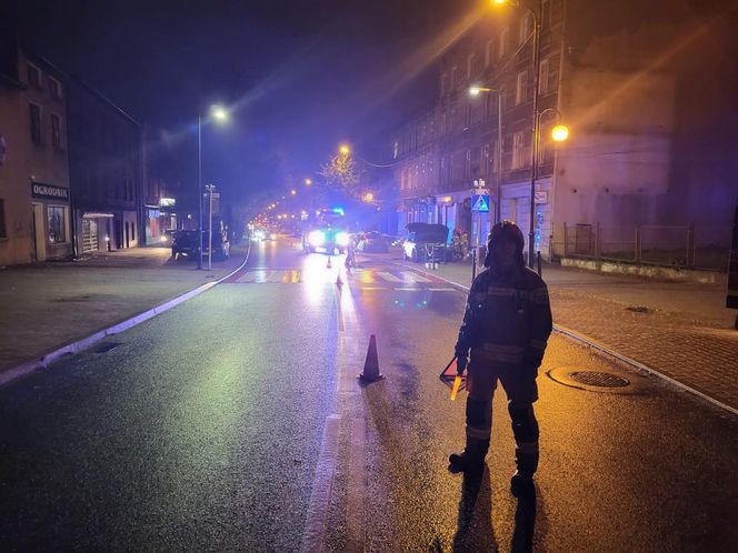 Groźne zdarzenie w Piekarach Śląskich. Rozpędzony samochód wjechał w budynek mieszkalny