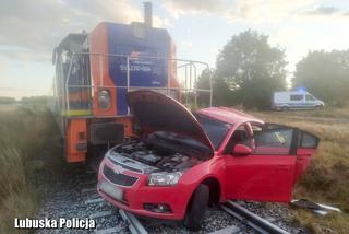 O krok od tragedii w Bogaczowie. Kobieta wjechała wprost pod nadjeżdżający pociąg