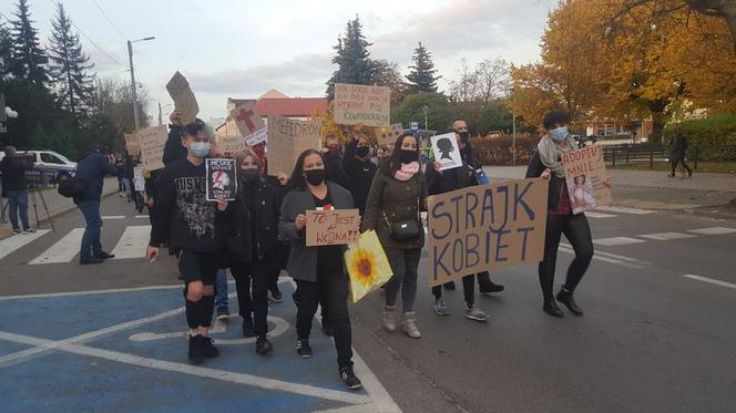 Strajk kobiet: „Chciałabym dokonać aborcji rządu”. Bełchatowianki OSTRO na ulicach miasta!