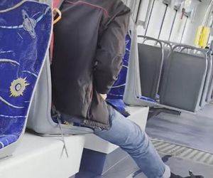 Oddał mocz w toruńskim tramwaju. Wszystko się nagrało