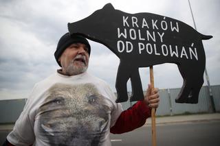 Wypchana zwierzyna, meble z poroża. Targi Łowiectwa w Krakowie poprzedził protest 