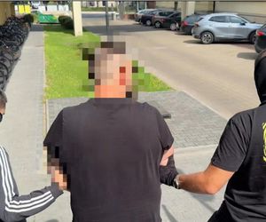 Uśmiechnięty lider gangu w rękach policji. 36-latek wpadł po latach