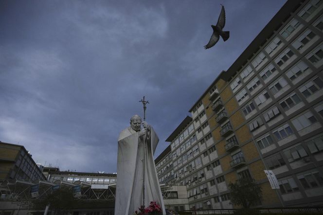 Pilny apel z Watykanu. Chodzi o chorego papieża Franciszka. Proszą o jedno!