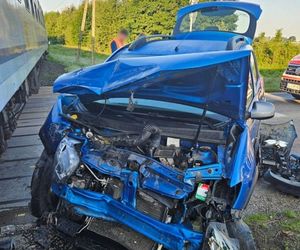 Tragiczny wypadek na Pomorzu. Samochód wbił się w pociąg! Droga zablokowana, trzy osoby ranne