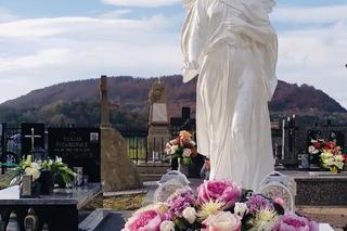 Justyna Steczkowska pokazała grób mamy. Widać go z połowy cmentarza.