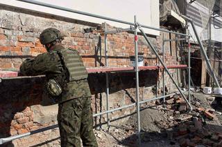 Saperzy w centrum Krakowa. Przy ul. Karmelickiej znaleziono granat i pistolet 