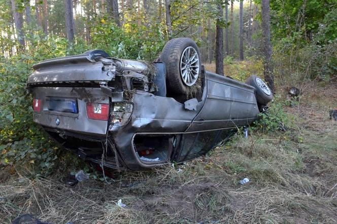 Dachowanie BMW. Pasażer samochodu był poszukiwany