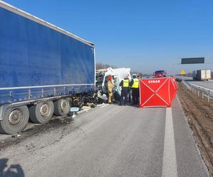 Bus wjechał w ciężarówkę, która stała w korku po poprzednim wypadku. Śmiertelny wypadek na S19