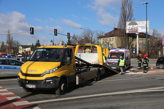 Zderzenie suzuki z karetką na sygnale na skrzyżowaniu Zamienieckiej z Ostrobramską