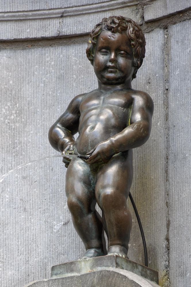 Manneken Pis - figurka sikającego chłopca jest jednym z (nietypowych) symboli miasta