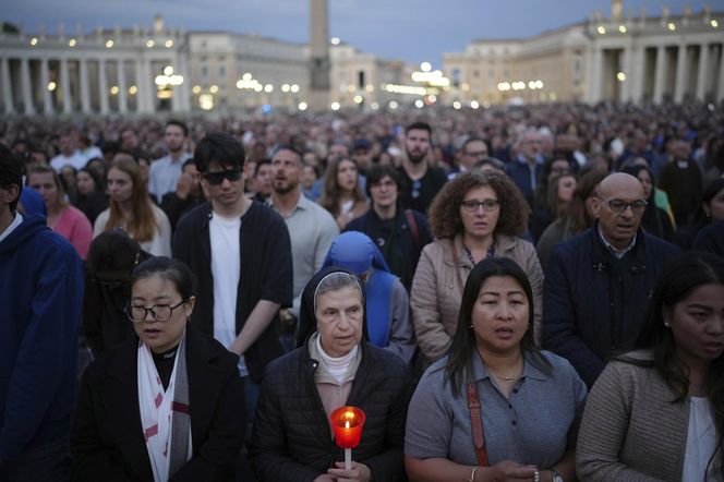 Hołdy na Placu Świętego Piotra.